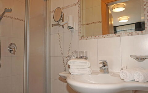 Fiss 600: Mirror, Plumbing Fixture, Sink, Tap, Property, Bathroom Sink, Bathroom, Interior Design, Plumbing, Material Property