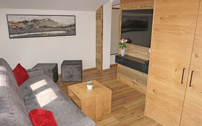 Ladis 600.7: Property, Furniture, Comfort, Wood, Building, Lighting, Architecture, Interior Design, Living Room, Floor