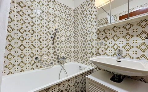 Nendaz 571: Flooring, Floor, Interior Design, Plumbing Fixture, Ceiling, Bathroom, Tile, Plumbing, Room, Apartment