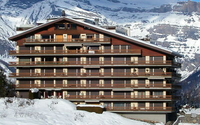 Nendaz 571: Snow, Building, Mountain, Daytime, Property, Sky, White, Wood, Slope, World