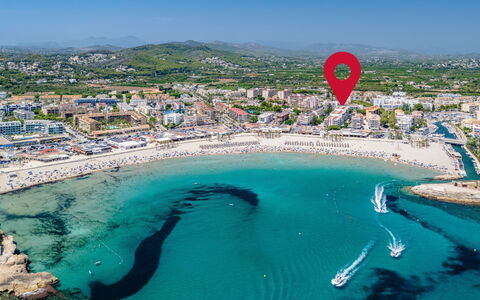 Monada: Body Of Water, Water, Coast, Beach, Summer, Sea, Coastal And Oceanic Landforms, Shore, Vacation, Tourist Attraction