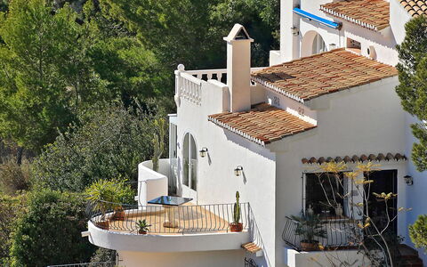 La Colina: Property, House, Building, Real Estate, Roof, Home, Architecture, Villa, Cottage, Residential Area