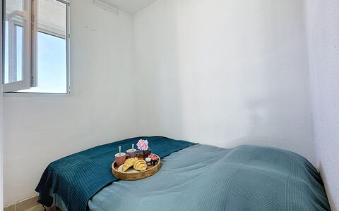 La Grande Motte 275: Wall, Bedroom, Floor, Flooring, Bed Sheet, Interior Design, Bed, Linens, Bedding, Ceiling