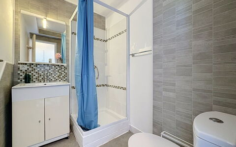 La Grande Motte 275: Toilet Seat, Flooring, Plumbing Fixture, Floor, Toilet, Interior Design, Bathroom, Bathroom Cabinet, Plumbing, Tile