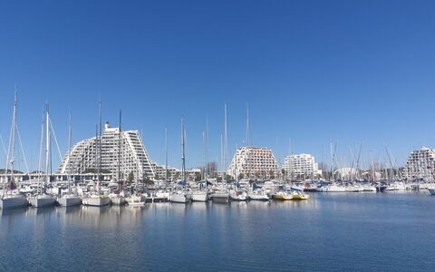 La Grande Motte 275: Water, Sky, Boat, Building, Watercraft, Lake, Horizon, Vehicle, Waterway, City