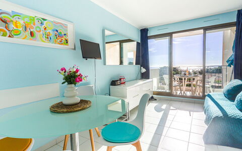 L'Ange Gardien: Table, Property, Furniture, Blue, Flower, Couch, Azure, Plant, Interior Design, Houseplant