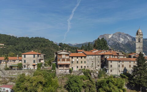 Da Franca: Sky, Cloud, Building, Daytime, Property, Window, Mountain, Tree, Plant, House