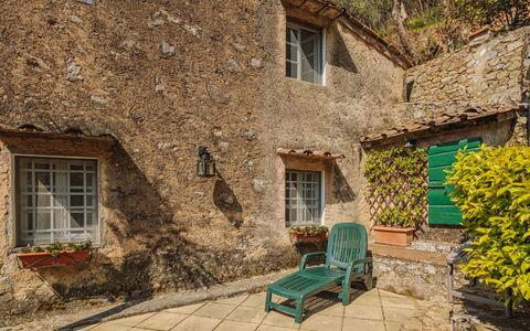 Il Metatino: Plant, Window, Building, Road Surface, Brick, Neighbourhood, Real Estate, Residential Area, Wood, Rural Area