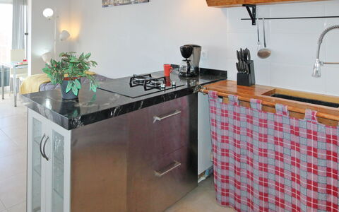 Park Playa Levante: Countertop, Cabinetry, Property, Kitchen, Kitchen Stove, Interior Design, Kitchen Appliance, Lighting, Home Appliance, Wood