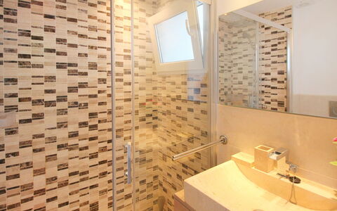 Park Playa Levante: Mirror, Property, Sink, Bathroom, Plumbing Fixture, Wood, Interior Design, Lighting, Tap