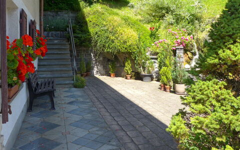 Grindelwald 104: Plant, Flower, Property, Road Surface, Botany, Flowerpot, Architecture, Building, Grass, Residential Area