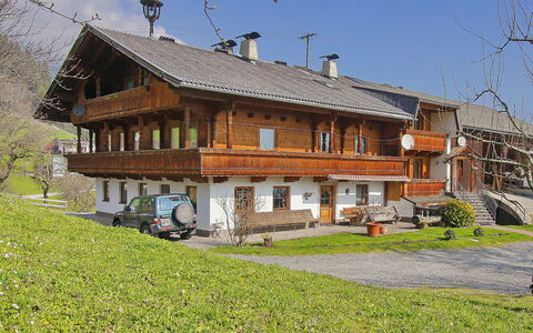 Fügen 400: Sky, Plant, Property, Building, Window, Tree, Land Lot, House, Cottage, Grass