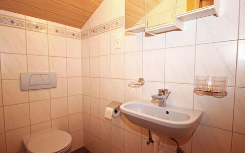 Fügen 400: Bathroom, Property, Tile, Room, Wall, Plumbing Fixture, Toilet, Architecture, Interior Design, Tap