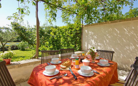 L'Olivier: Property, Tablecloth, Real Estate, House, Table, Room, Home, Tree, Furniture, Backyard