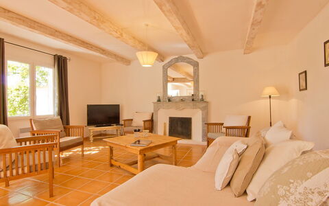 L'Olivier: Room, Property, Furniture, Bedroom, Interior Design, Building, Ceiling, Bed, Bed Sheet, Suite