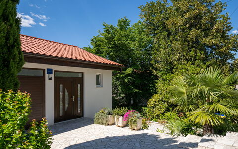 Vesna: Plant, Sky, Property, Building, Window, House, Tree, Land Lot, Cloud, Door