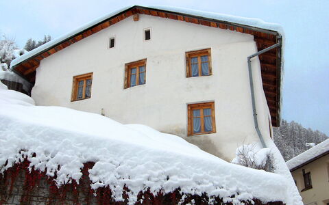 Ferienhaus Döss: Building, Sky, Daytime, Property, Snow, Window, House, Branch, Architecture, Slope