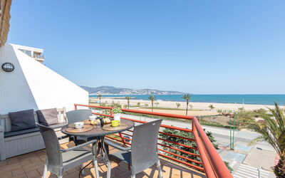 Empuriabrava 215: Property, Vacation, Real Estate, Ocean, Building, Sea, Room, Shore, House, Apartment