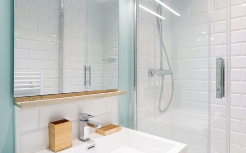 Deauville-Trouville 140: Tap, Plumbing Fixture, Shower Head, Property, Sink, Shower Bar, Shower Panel, Bathroom, Shower Door