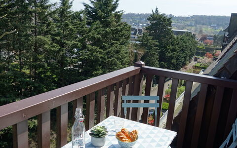 Deauville-Trouville 140: Table, Sky, Tableware, Property, Furniture, Chair, Porch, Wood, Tree, Fence
