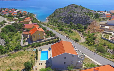 Accommodation:&nbsp;Sani 100.3