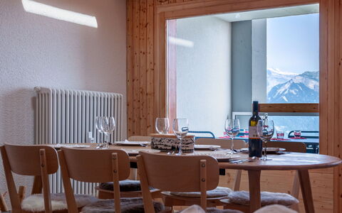 Haut de Cry 16: Table, Furniture, Property, Building, Chair, Wood, Interior Design, Window, House, Shade
