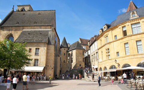 La Colinoise: Sky, Building, Window, Tree, Neighbourhood, House, City, Facade, Medieval Architecture
