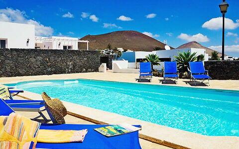 Pelzer: Cloud, Water, Sky, Property, Swimming Pool, Blue, Azure, Nature, Plant, Rectangle