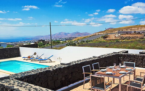 Pelzer: Cloud, Sky, Water, Property, Table, Blue, Swimming Pool, Chair, Outdoor Furniture, Shade