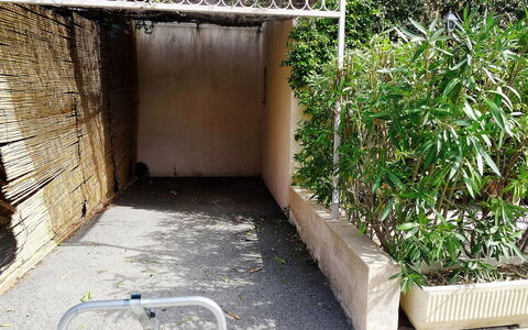Les Migraniers 1: Property, Wall, House, Building, Plant, Roof, Backyard, Road, Yard
