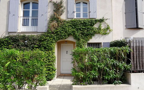 Les Migraniers 1: Property, House, Green, Wall, Building, Architecture, Real Estate, Facade, Home, Window