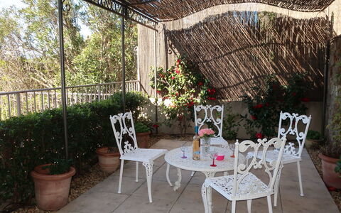 Les Migraniers 1: Property, Patio, Building, Furniture, Backyard, Real Estate, Outdoor Table, Table, Yard, House