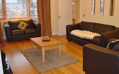 Ardmullen 700.3: Table, Furniture, Couch, Property, Comfort, Building, Wood, Lamp, Living Room, Studio Couch