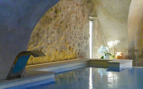 Maso Dolcevista: Water, Building, Plant, Swimming Pool, Houseplant, Lighting, House, Leisure, Composite Material, Flowerpot