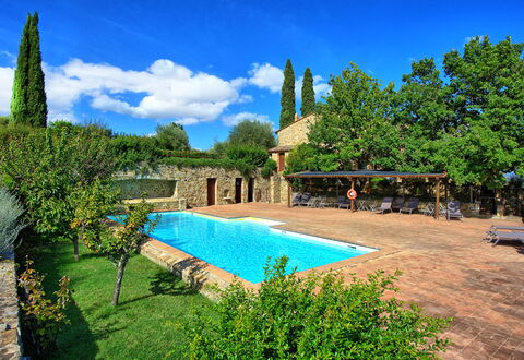 Brunello: Plant, Sky, Water, Cloud, Property, Building, Azure, Botany, Tree, Swimming Pool