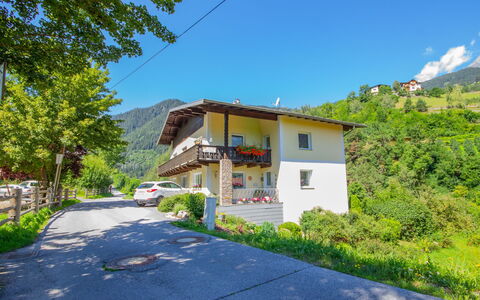 Kaufmann: Plant, Sky, Building, Window, Tree, Slope, House, Asphalt, Road Surface, Cloud