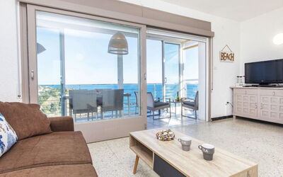 Indalo 541.2: Table, Furniture, Couch, Property, Window, Cabinetry, Wood, Interior Design, Building, Living Room