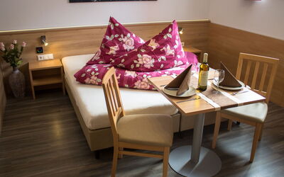 Bella Monte 280.4: Furniture, Room, Interior Design, Table, Floor, Property, Pink, Living Room, Purple, Coffee Table