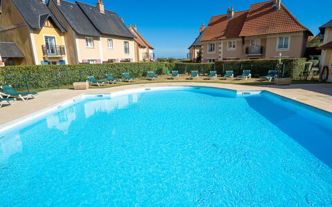 Cabourg 560: Water, Sky, Building, Property, Window, Swimming Pool, Blue, Plant, Azure, Nature