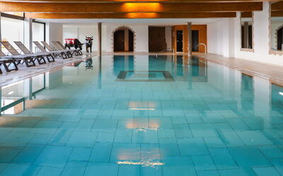 Nendaz 662: Water, Azure, Swimming Pool, Aqua, Leisure, Building, Composite Material, Recreation, Symmetry, Flooring