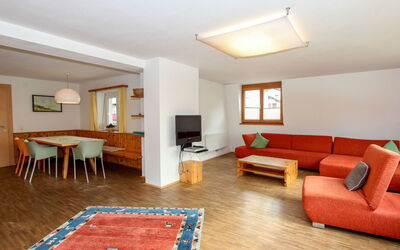 Gerda 230.1: Room, Furniture, Property, Interior Design, Living Room, Floor, Building, Wood Flooring, Table, Hardwood