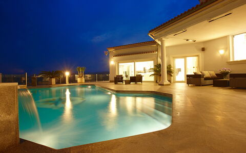 Finca Edel: Water, Sky, Property, Swimming Pool, Building, Window, Azure, House, Outdoor Furniture, Residential Area