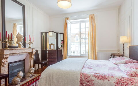 Le Cyclamen: Mirror, Property, Cabinetry, Building, Window, Wood, Lighting, Interior Design, Shade, Floor