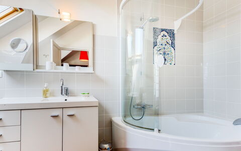Le Cyclamen: Tap, Bathtub, Mirror, Plumbing Fixture, Sink, Property, White, Bathroom, Product, Bathroom Sink