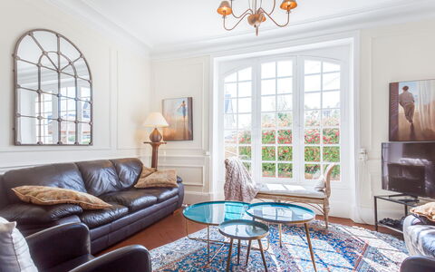 Le Cyclamen: Table, Furniture, Property, Window, Building, Couch, Azure, Wood, Picture Frame, Lighting