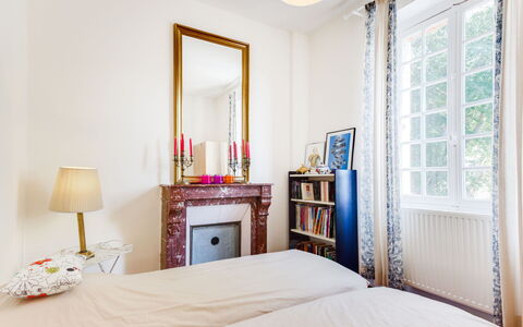 Le Cyclamen: Mirror, Furniture, Property, Product, Picture Frame, Window, Wood, Interior Design, Textile, Comfort