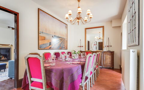 Le Cyclamen: Picture Frame, Furniture, Table, Decoration, Chair, Wood, Interior Design, Building, Flooring, Hall