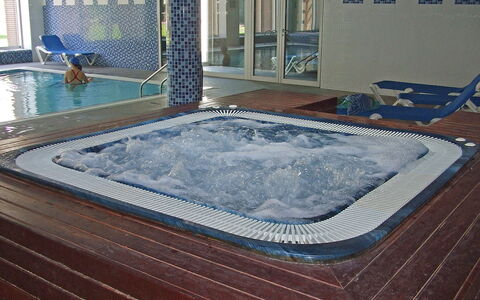 Salou 441: Water, Property, Jacuzzi, Rectangle, Swimming Pool, Flooring, Floor, Composite Material, Leisure, Gas