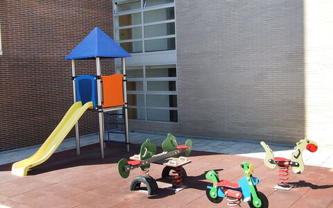 Salou 441: Wheel, Building, Shade, Outdoor Furniture, Wood, Urban Design, Grass, Flooring, Floor