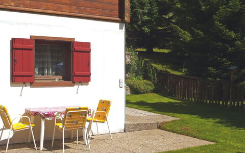 Verena: Property, Backyard, House, Building, Room, Yard, Grass, Cottage, Tree, Home
